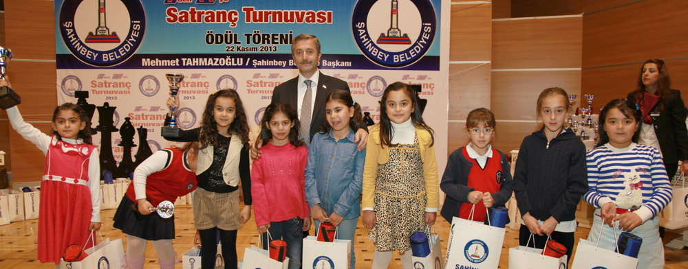 Bakan Tahmazolu Satran Turnuvasnda Dereceye Girenlere dllerini Verdi