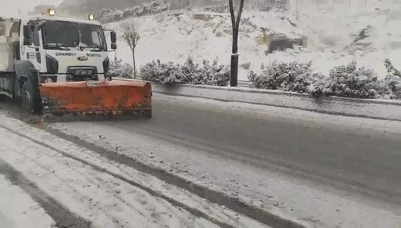 Belediyemizden Kar Ya����na An�nda M�dahale