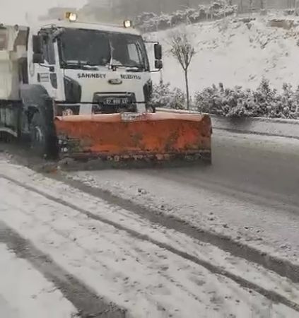 Belediyemizden Kar Ya����na An�nda M�dahale