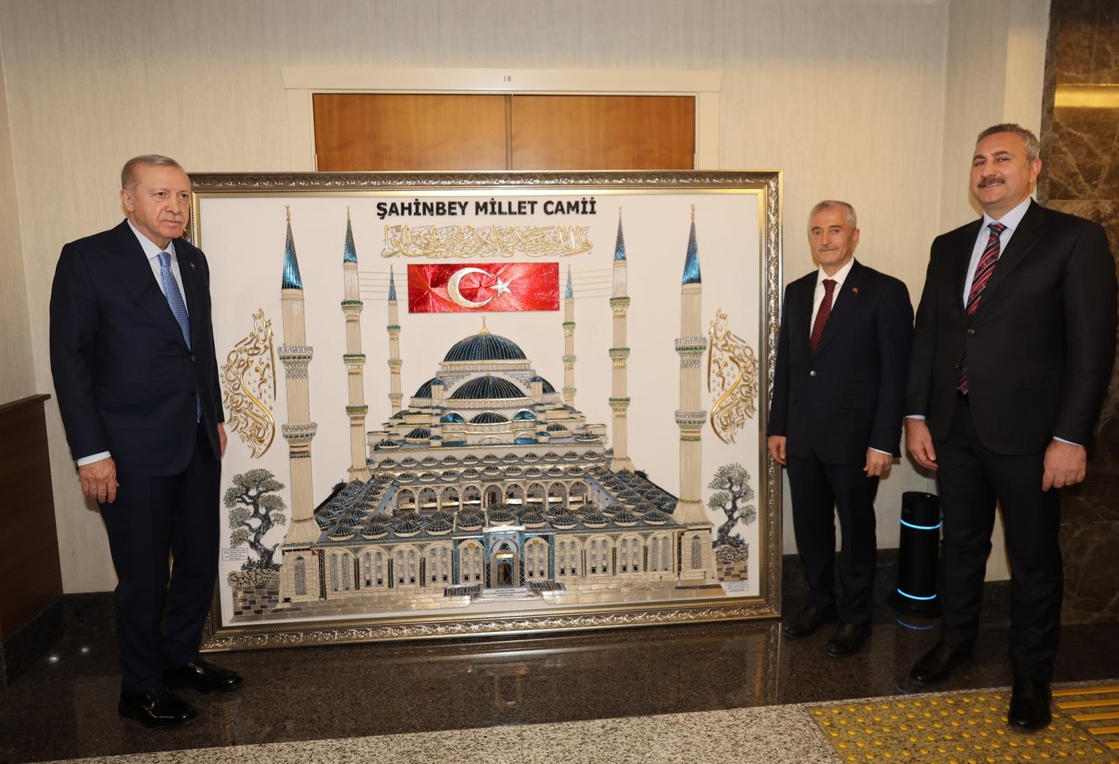 Cumhurba�kan� Erdo�an�a Ba�kan�m�z Tahmazo�lu�ndan Anlaml� Hediye