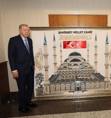 Cumhurba�kan� Erdo�an�a Ba�kan�m�z Tahmazo�lu�ndan Anlaml� Hediye