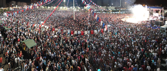 60 Bin Ki�inin Kat�ld� Zara Konserinde Bakan �ahin, T�rk� S�yleyip Halay �ekti
