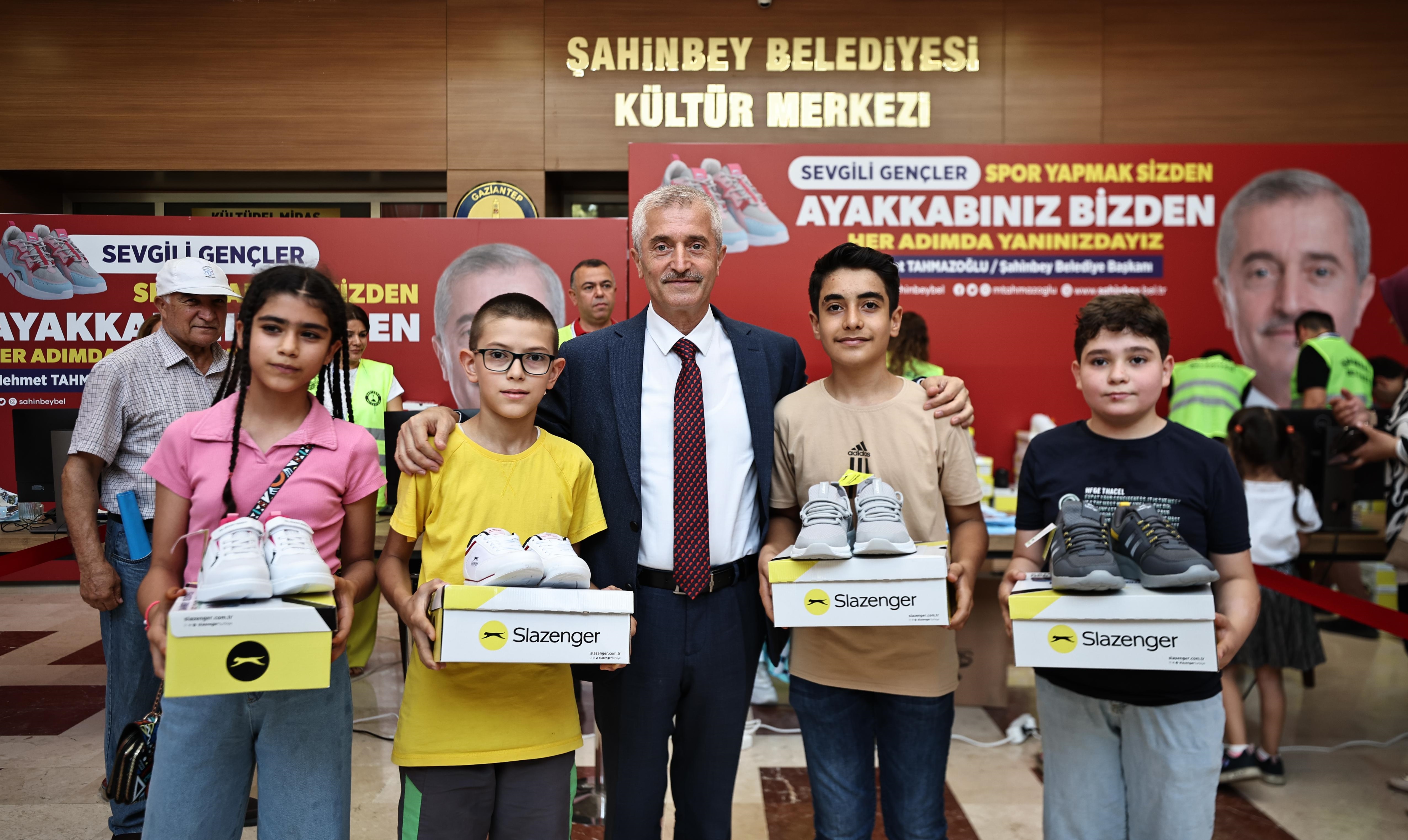 Belediyemizden rencilere 1 Milyon 438 Bin Spor Ayakkabs Hediye