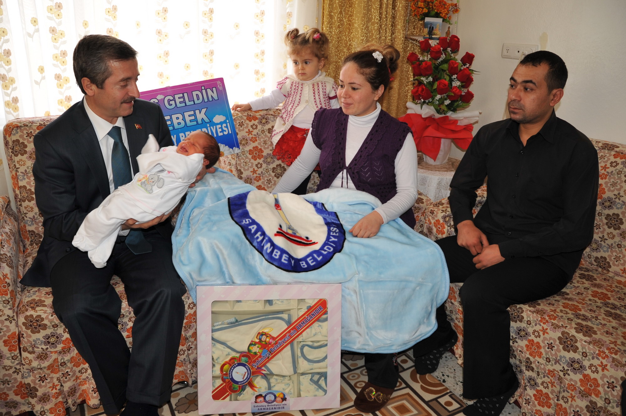 Bakan Tahmazolu 11.11.2011de Doan Bebekleri Evlerinde Ziyaret Etti