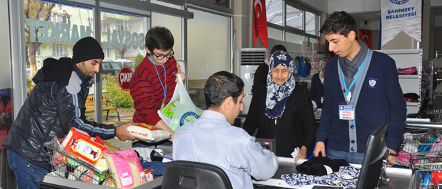 Toplumsal Duyarl�l�k Projesi Kapsam�nda ��renciler Sosyal Markette G�rev Al�yor