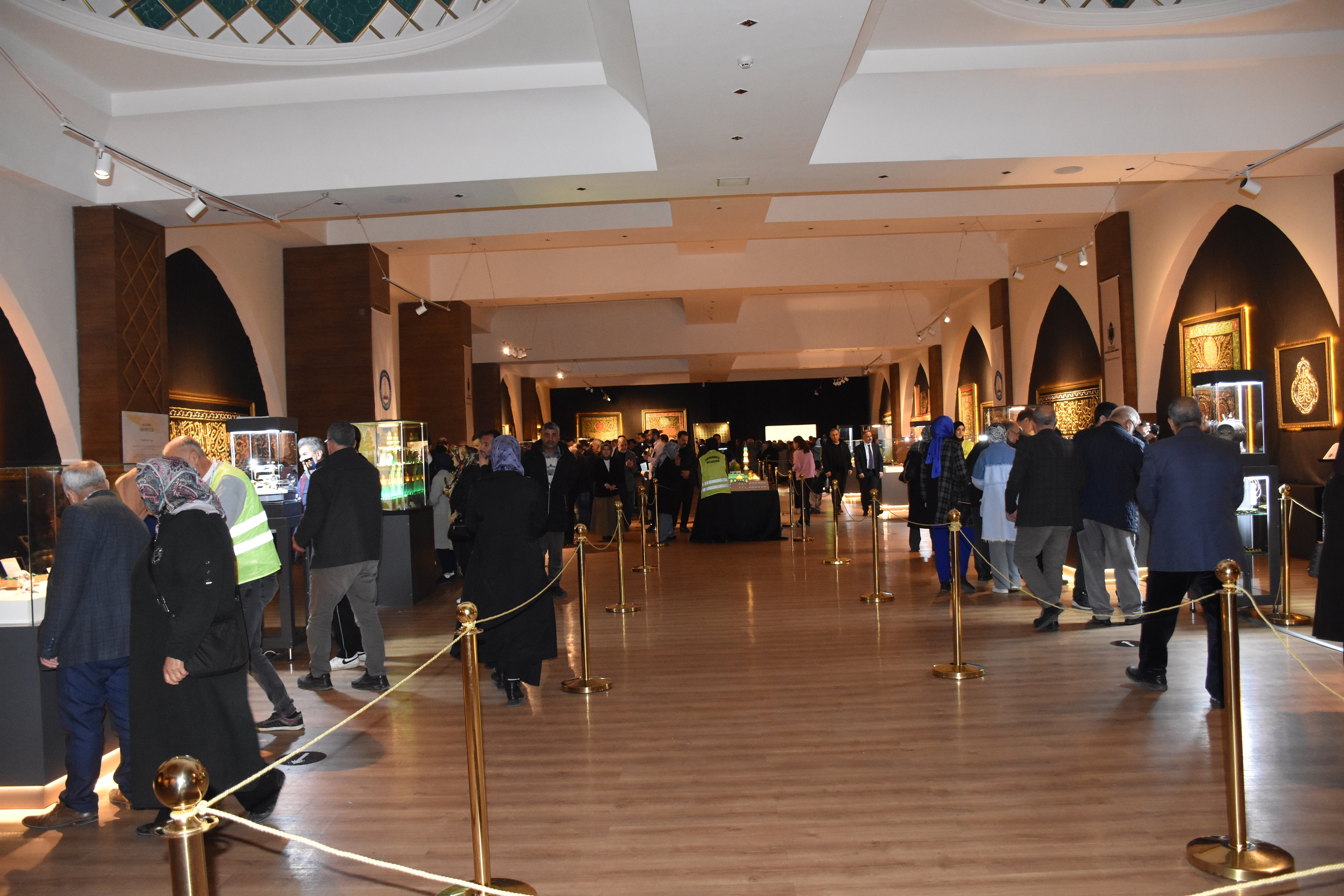 Y�z Binlerce Ziyaret�i Ak�n Etti