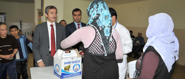 ahinbey Belediyesi, Kurban Bayram ncesi 600 aileye et datm yapt