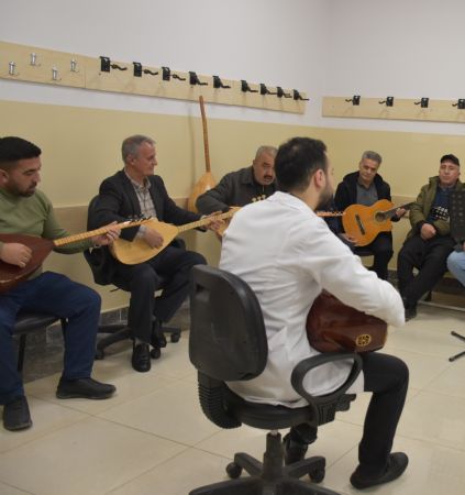 �ahinbeyli �ift�iler M�zik Kursunda Gitar ve Ba�lama ��reniyor