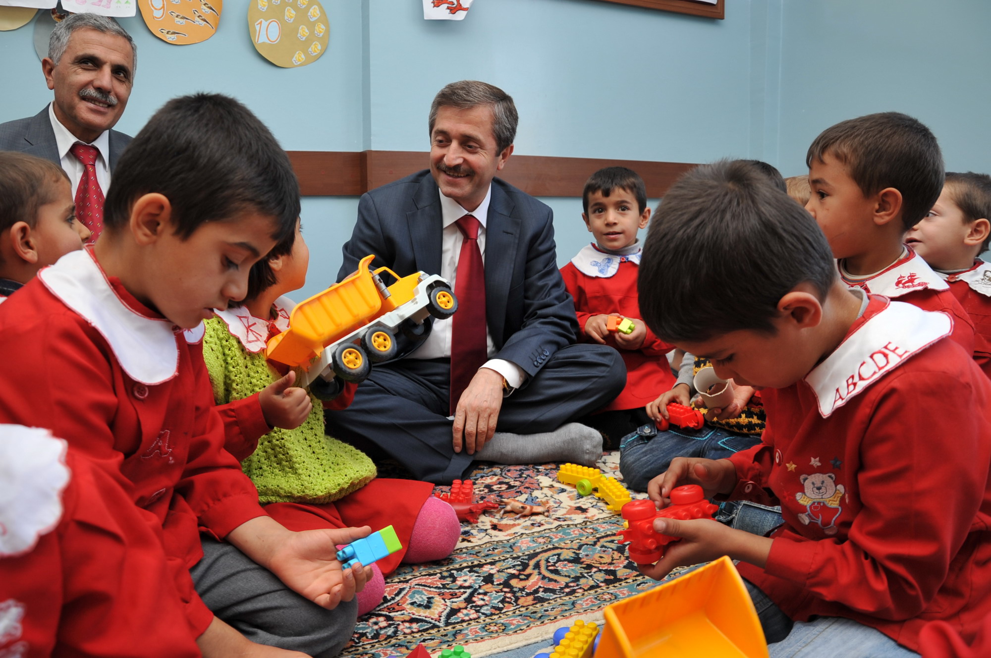 Balarba Mahallesinde bayramlk ve krtasiye yardm sevinci