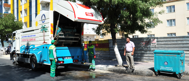 ahinbey Belediyesi Dezenfekte Arac le Konteynerleri Yerinde Temizliyor