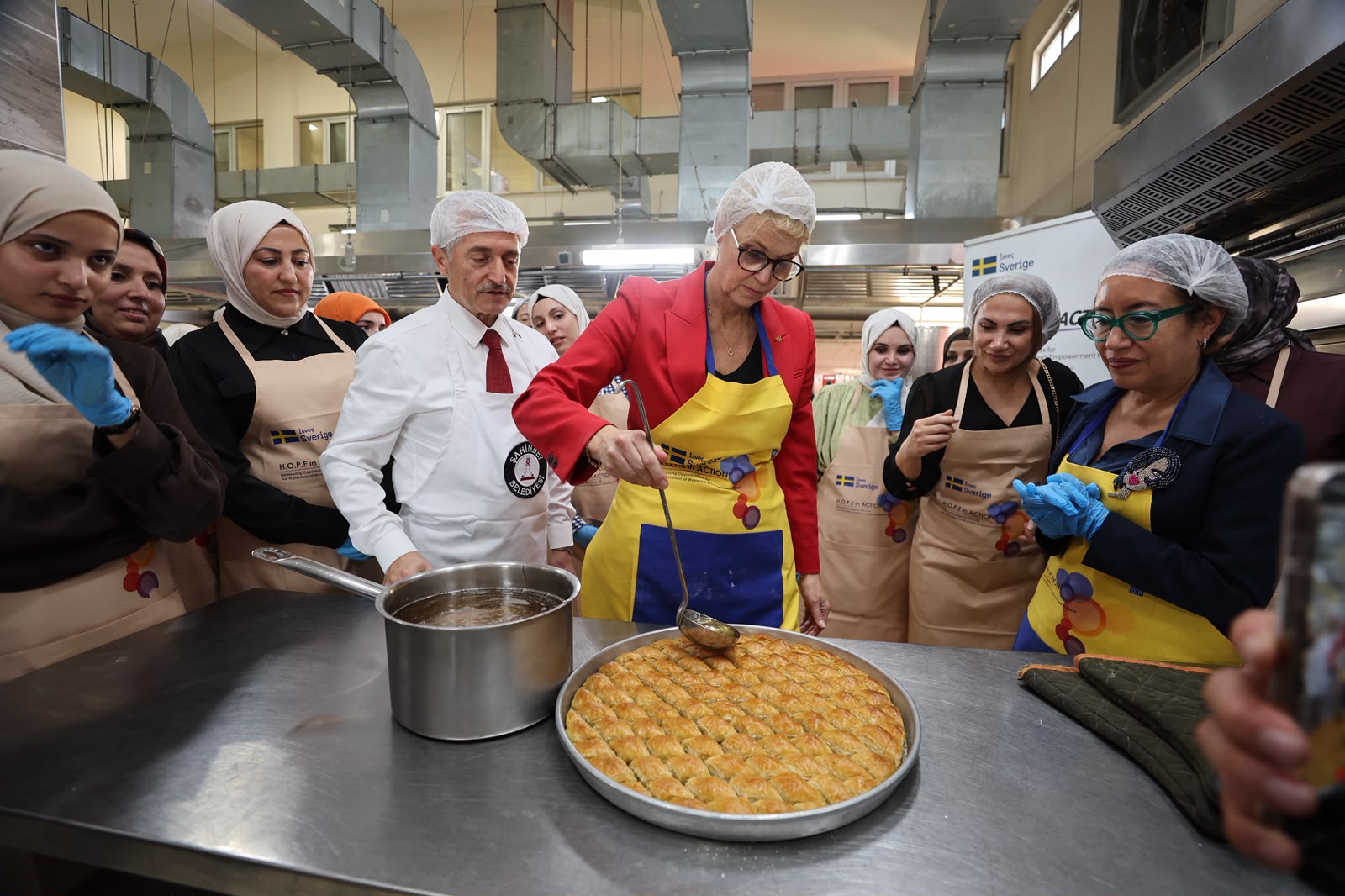 �sve� B�y�kel�isi Belediyemiz A�evinde Baklava A�t�