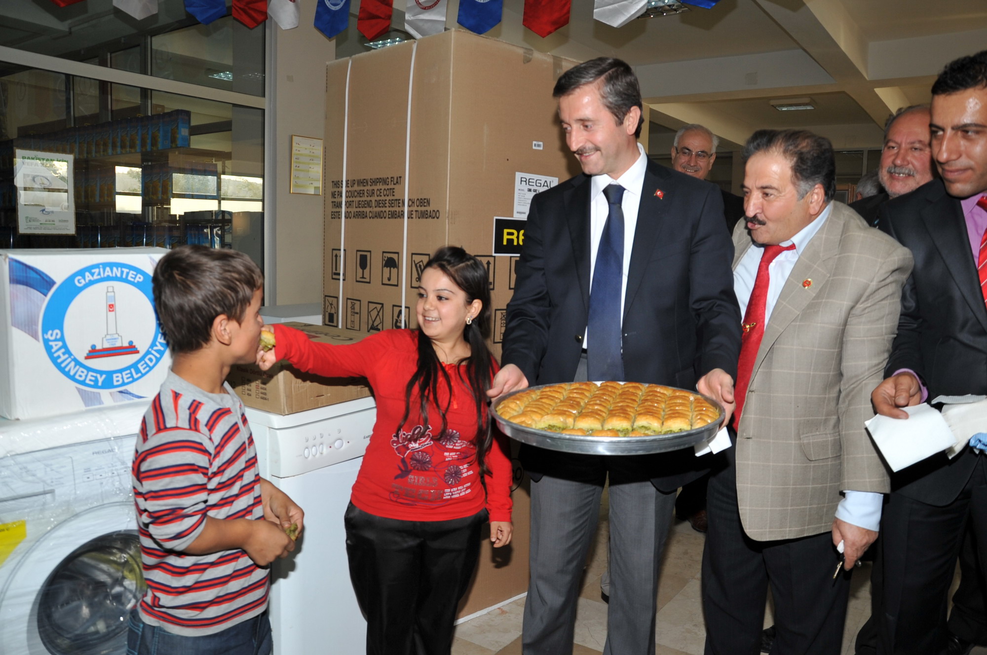 Bakan Tahmazolu, Aklar Boylarndan Byk ifte Yardm Elini Uzatt