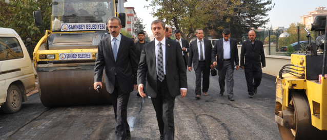 Ba�kan Tahmazo�lu, "Mahalle Baz�nda Asfalt �al��mas� Yap�yoruz"