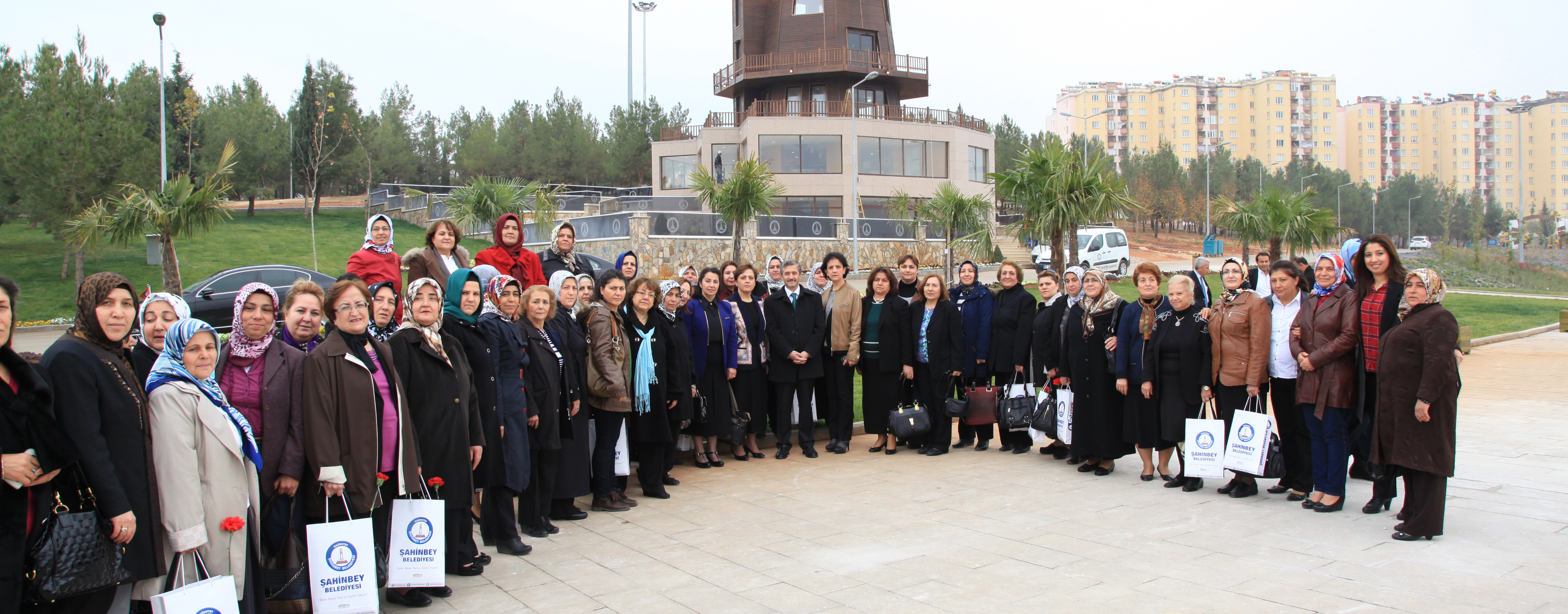 AK Partili Kadnlar ahinbey Belediyesi elale Park Gezdi