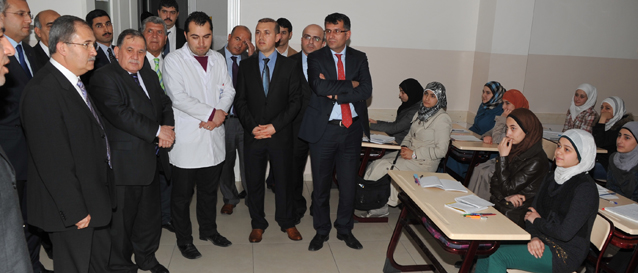 Vali Dalmaz ve M��te�ar Yard�mc�s� Tufan, Suriyeli ��rencilerle