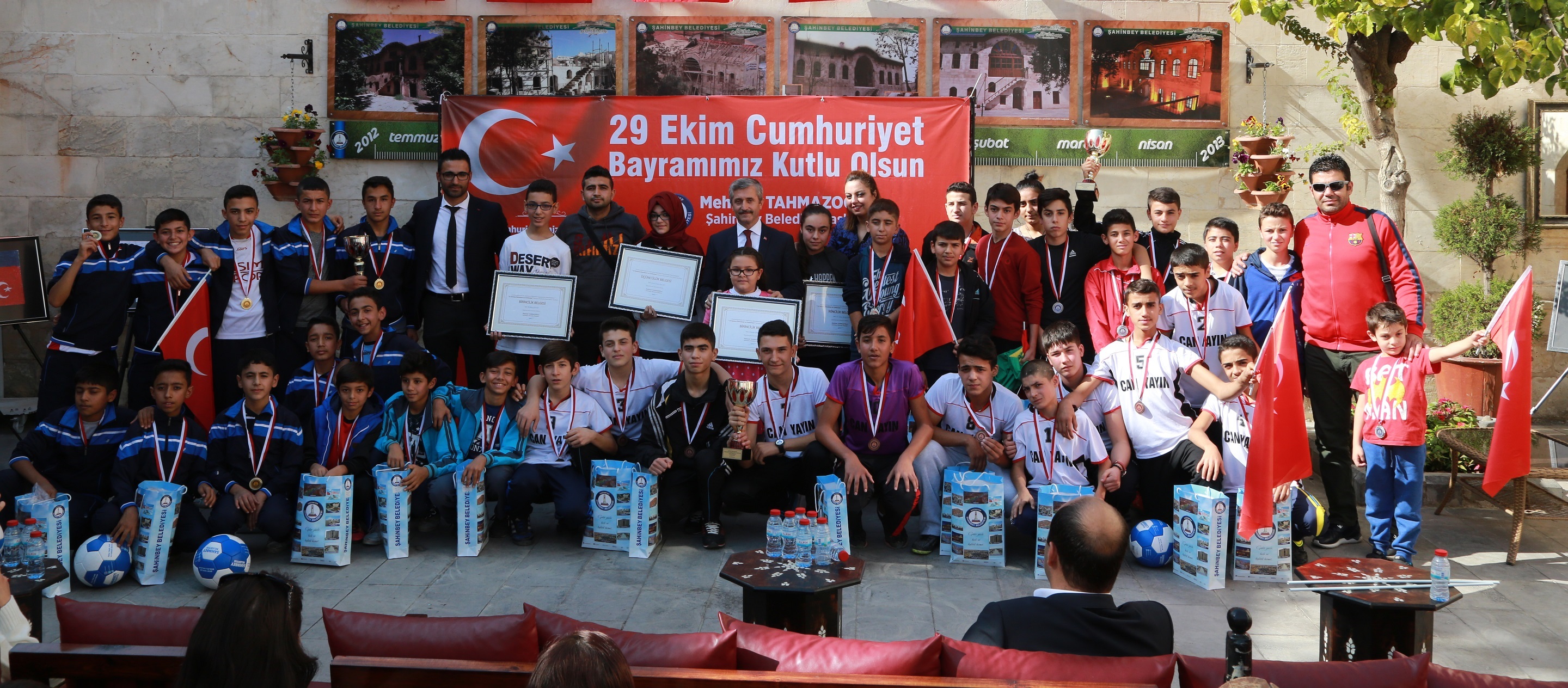 Ba�kan Tahmazo�lu �ampiyonlar� �d�llendirdi