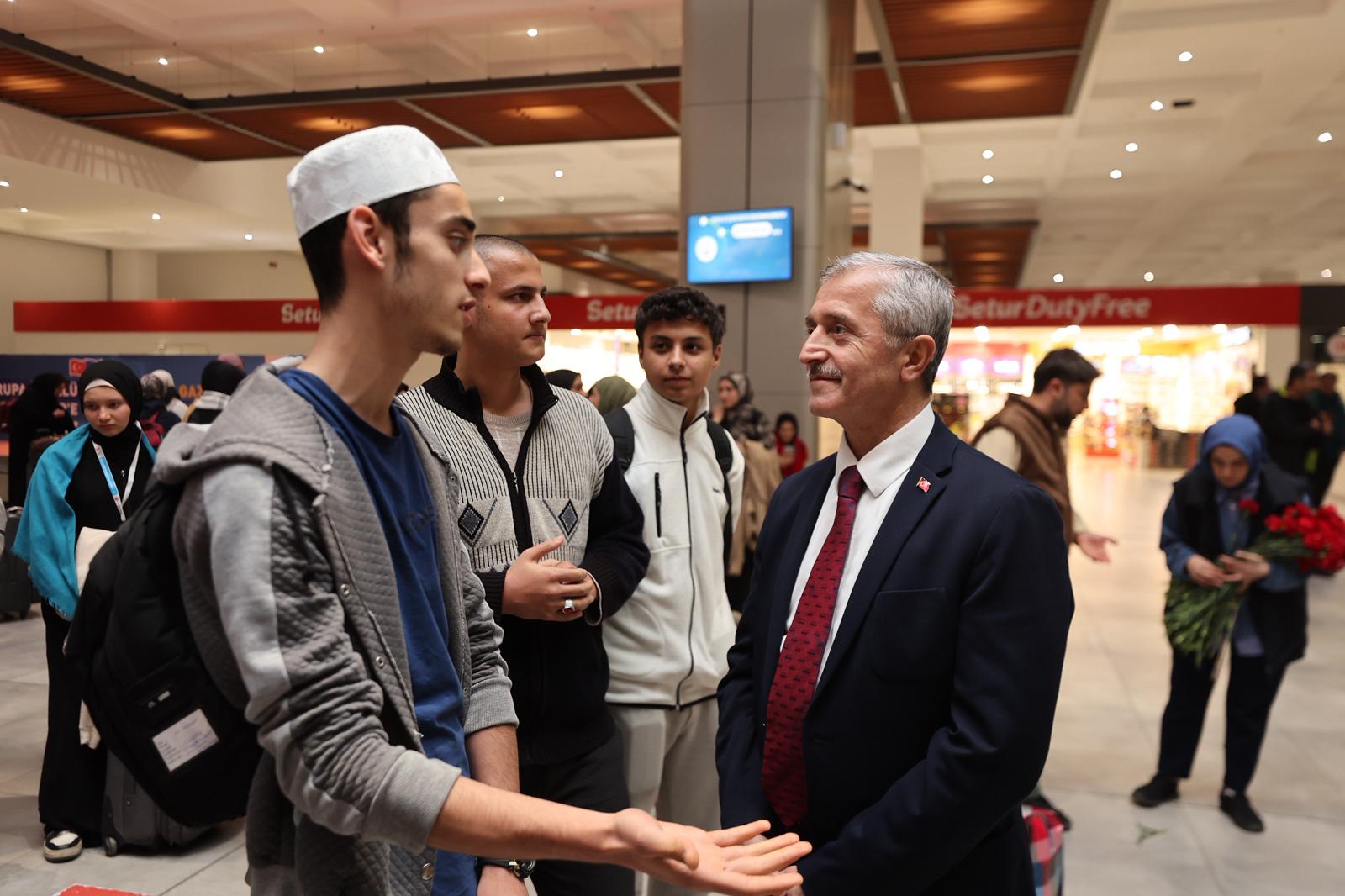 Ba�kan�m�z K�be Kokulu Gen�leri Karanfillerle Kar��lad�