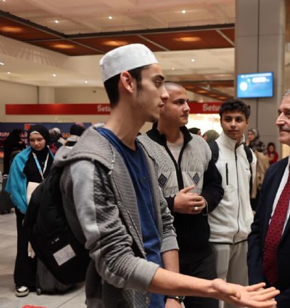 Ba�kan�m�z K�be Kokulu Gen�leri Karanfillerle Kar��lad�