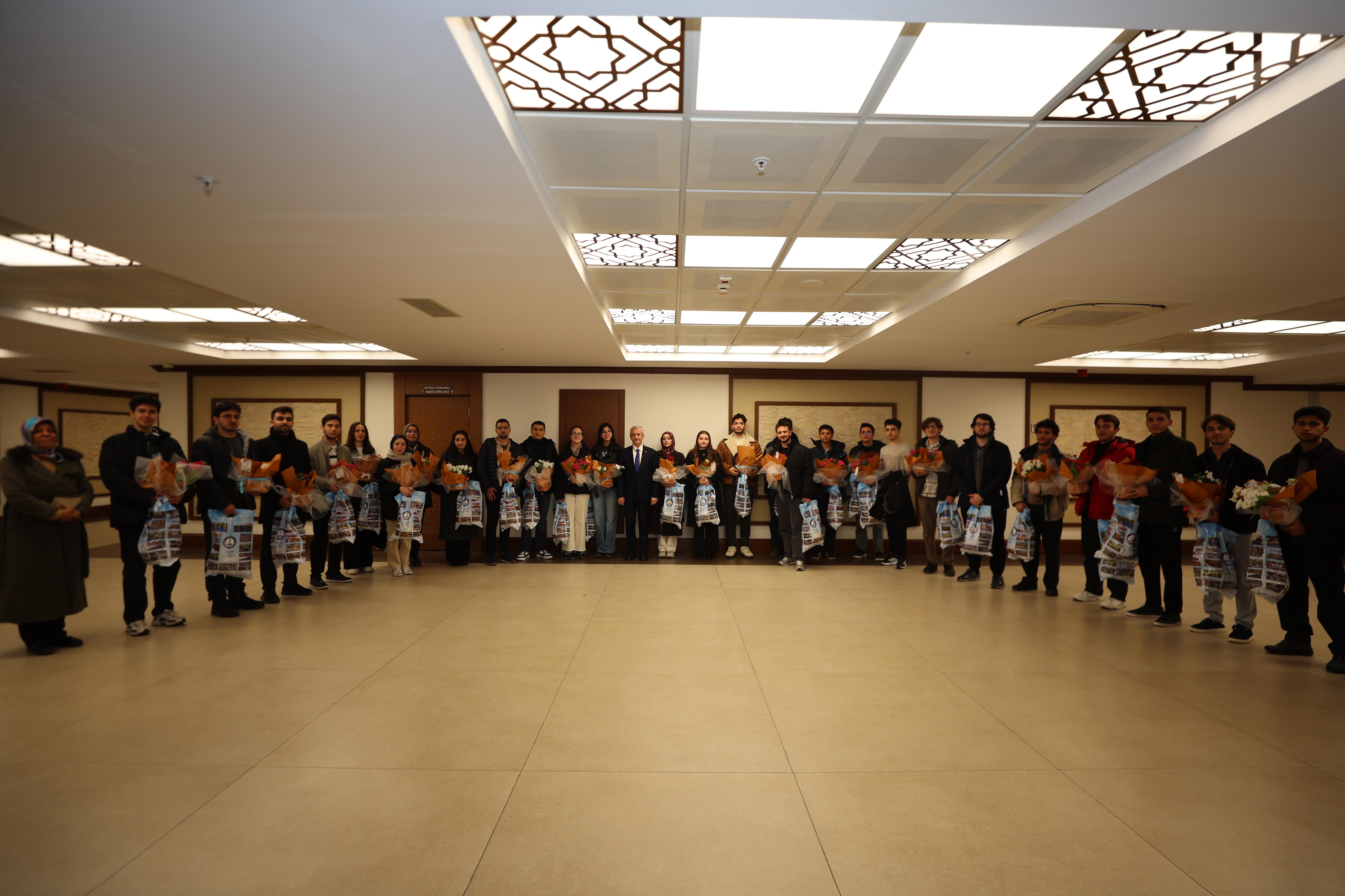 Ba�kan Tahmazo�lu, YKS�de �lk 1.000�e Giren Gen�lerle Bulu�tu