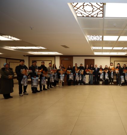 Ba�kan Tahmazo�lu, YKS�de �lk 1.000�e Giren Gen�lerle Bulu�tu