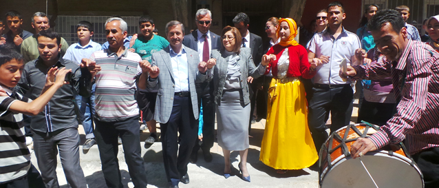 Bakan �ahin ve Ba�kan Tahmazo�lu Sokaktaki Bir D���ne Kat�ld� Halay �ekti