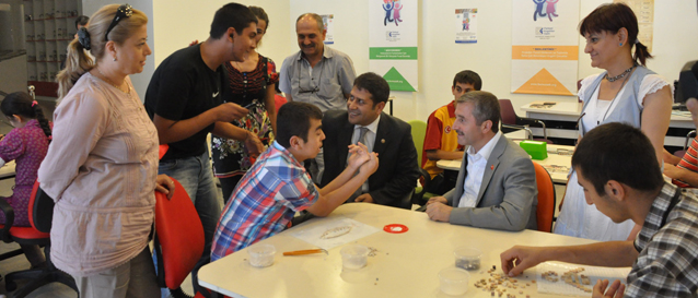 ahin ve Tahmazolu Zihinsel Engelliler Mozaik Atlyesini Ziyaret Etti