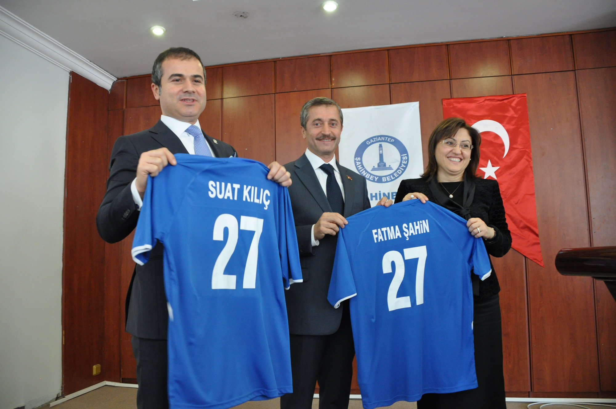Bakan Suat Kl ve Fatma ahin hcan Genlik Merkezini Gezdi