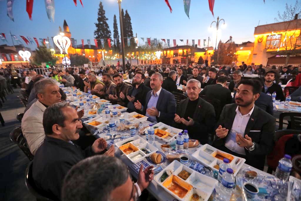 Belediyemiz Her Gn On Binlerce Kiiyi ftarda Buluturuyor