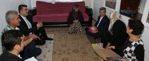 Bakan Tahmazolu, Aileleri Ziyaret Etti