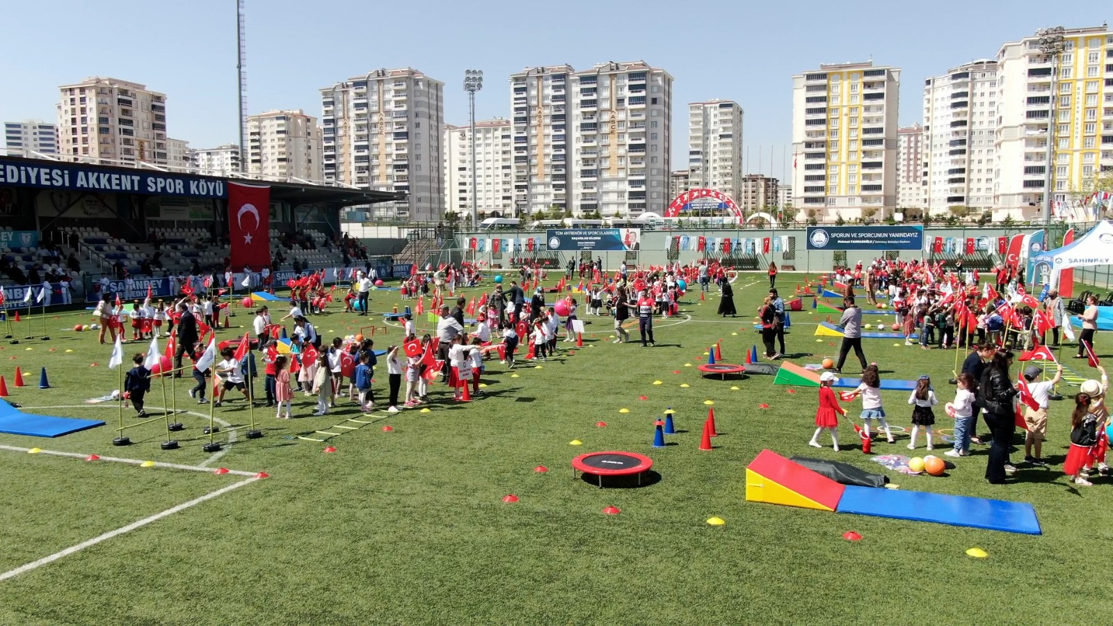 Belediyemiz Minik Öğrencilere Spor Malzemesi Hediye Etti