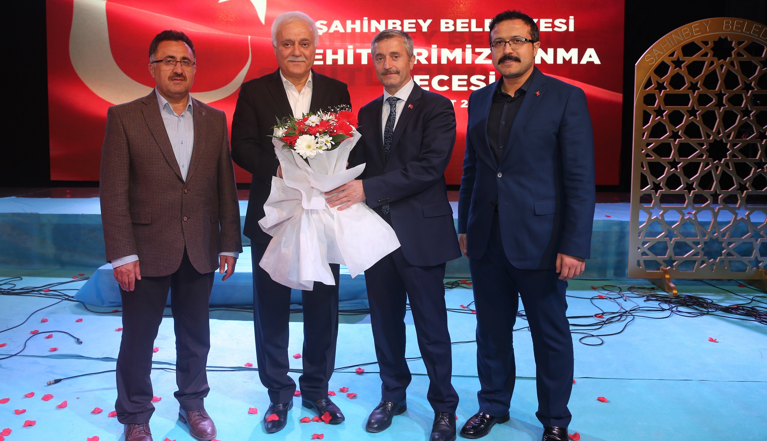 Binlerce Ki�iyle �ehitlerimizi And�k