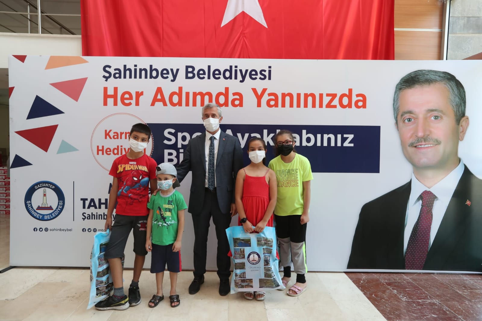 Belediyemizden rencilere Karne Hediyesi 695.800 Spor Ayakkab