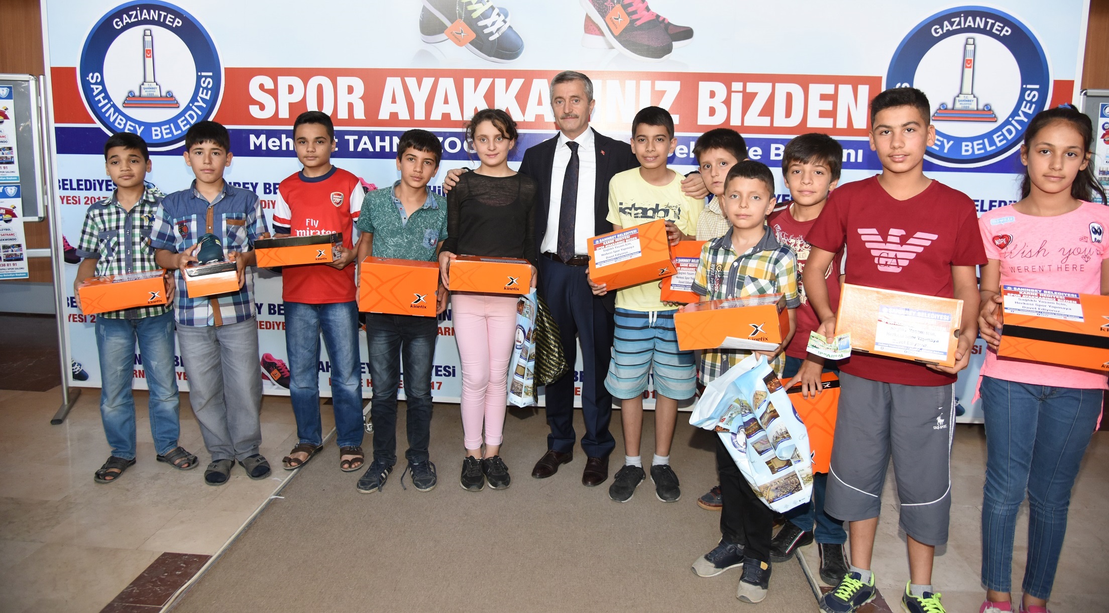 Şahinbey Belediyesi Spor Ayakkabı Dağıtımı İlgi Görüyor