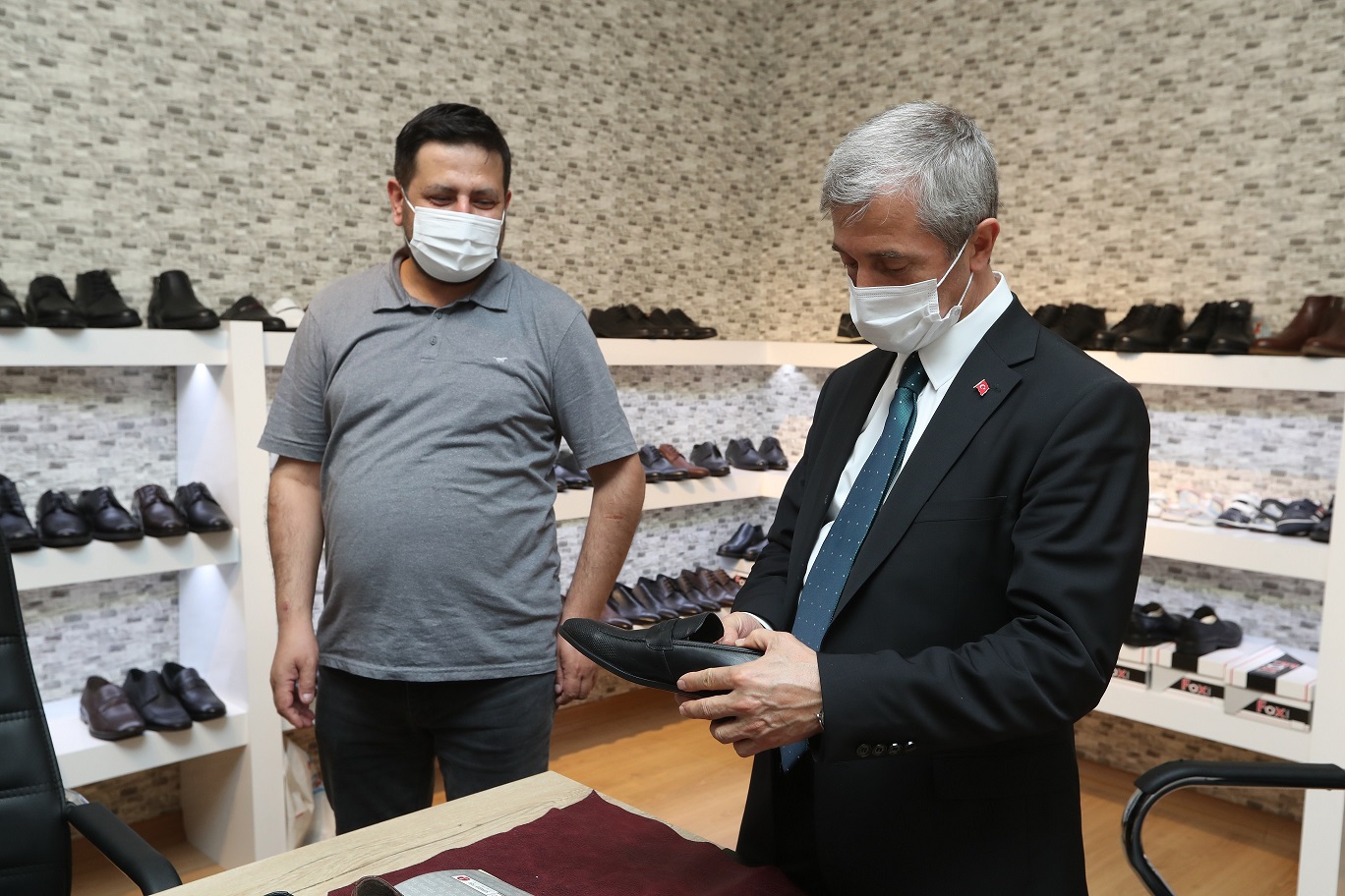 Bakan Tahmazolundan Ayakkabc Esnafna Destek