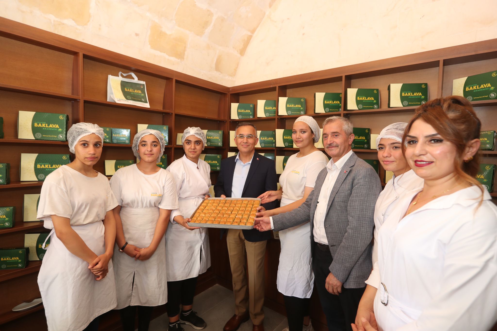 Vali eber Ve Bakanmzdan rencilerin rettii Baklavaya Tam Not