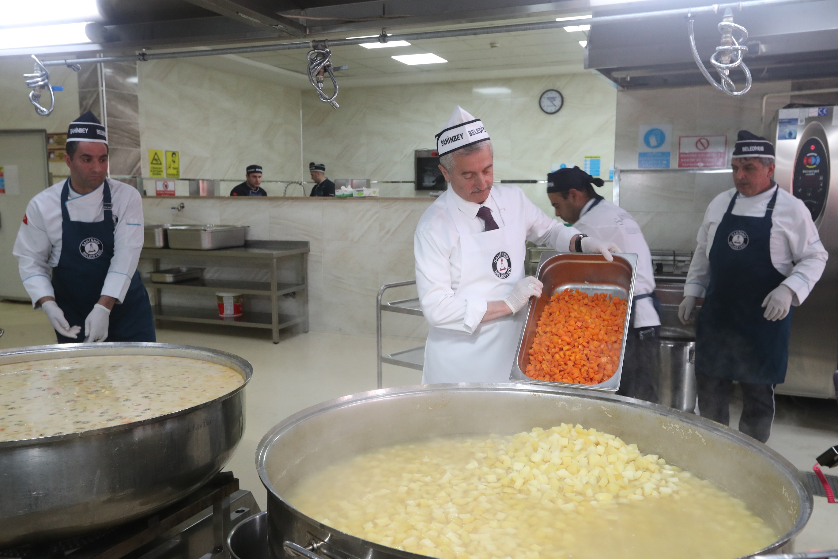 Bakanmz Vatandalar in Kendi Elleriyle Yemek Yapt
