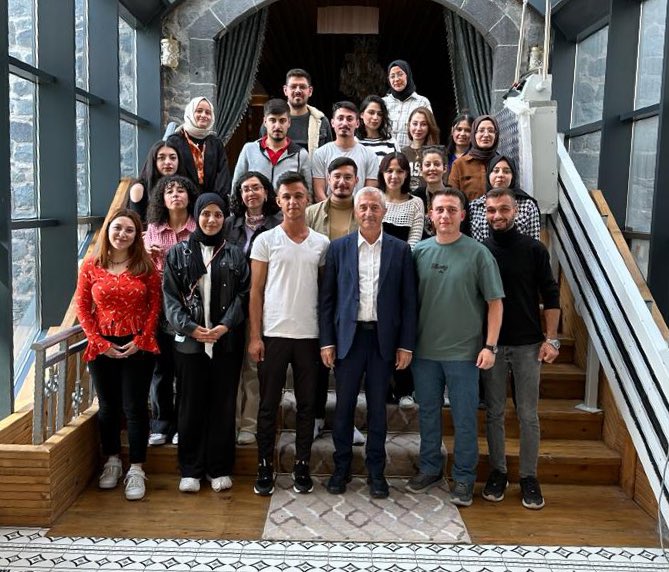 Bakanmz Karsda Okuyan ahinbeyli rencilerle Bulutu