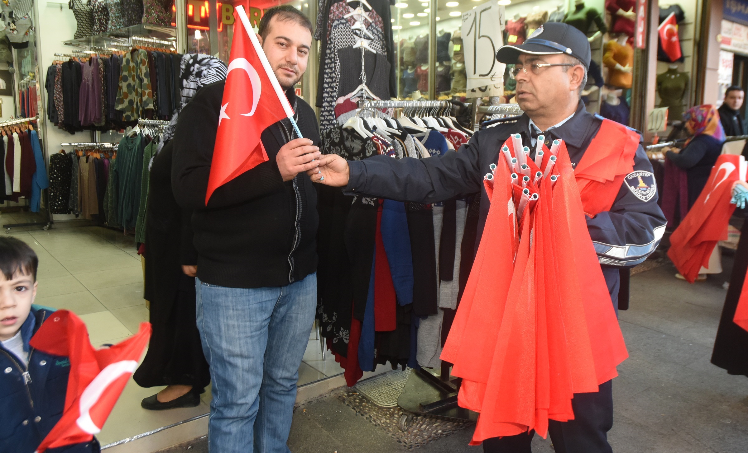 Drt Bir Yana Trk Bayra