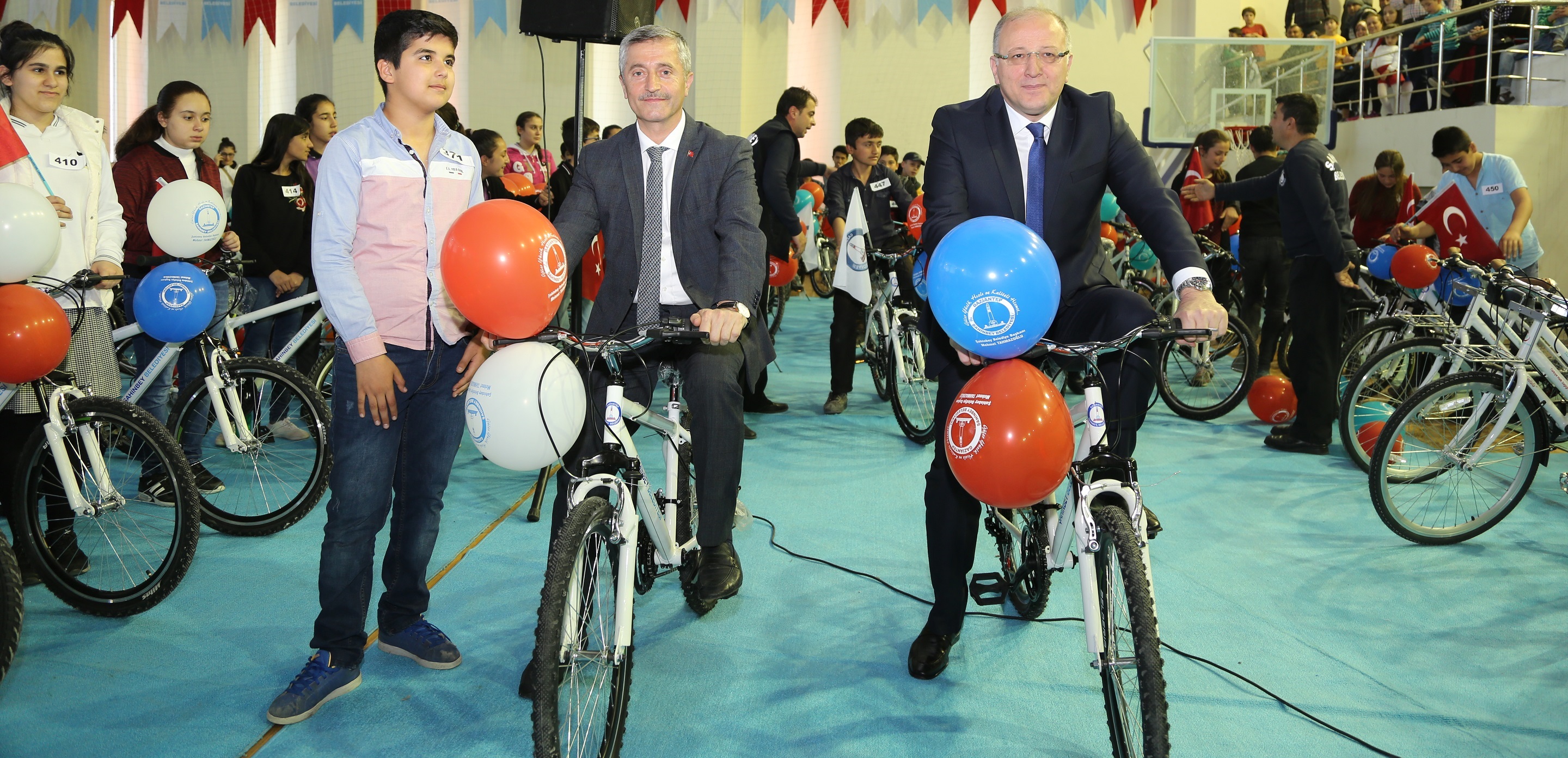 675 Ba�ar�l� ��renciye Daha Bisiklet Hediye Ettik