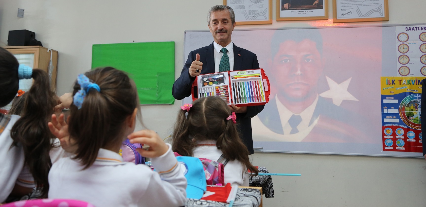 Ba�kan Tahmazo�lu,100.000 ��rencinin D�nyas�n� Renklendirdi