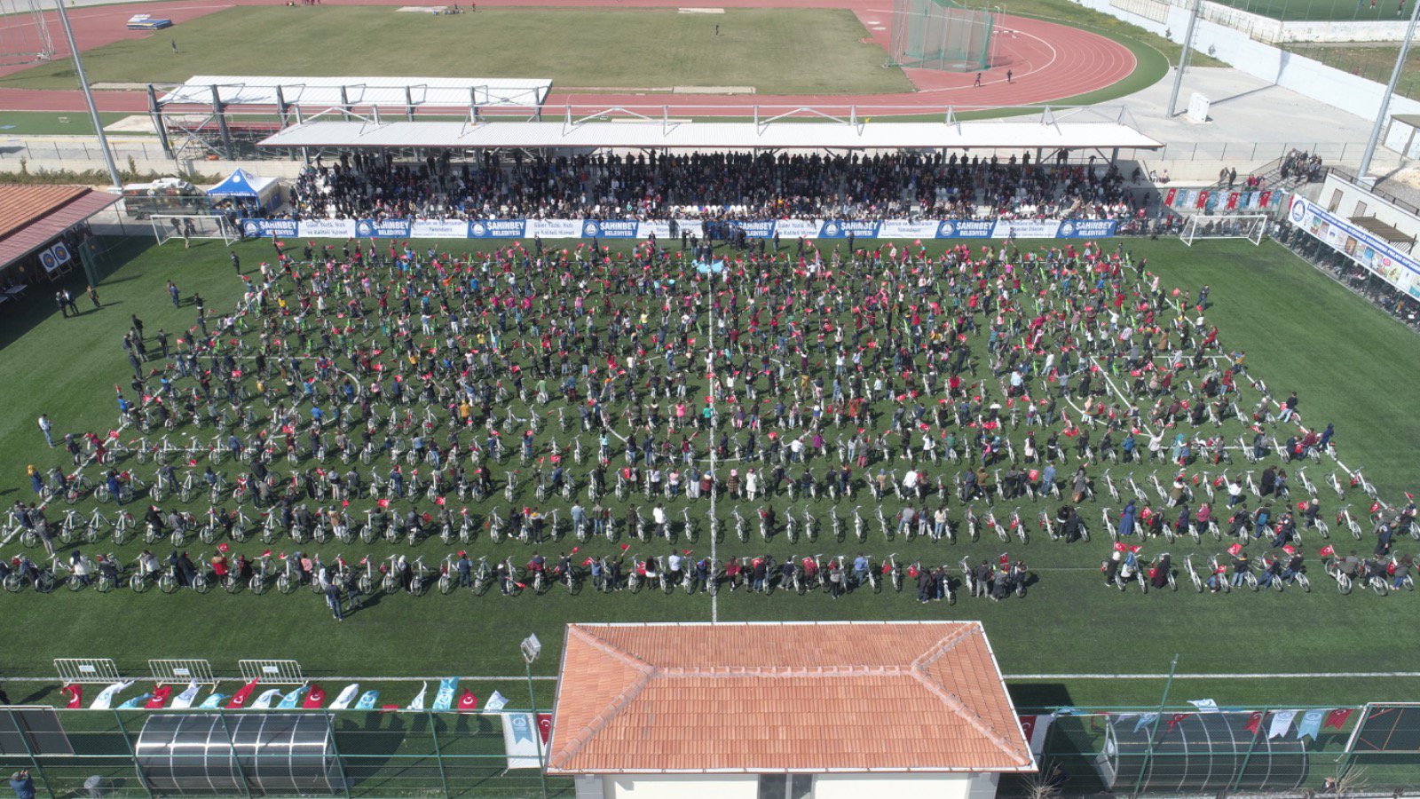 Belediyemiz 6.560 Baarl renciye Bisiklet Hediye Etti
