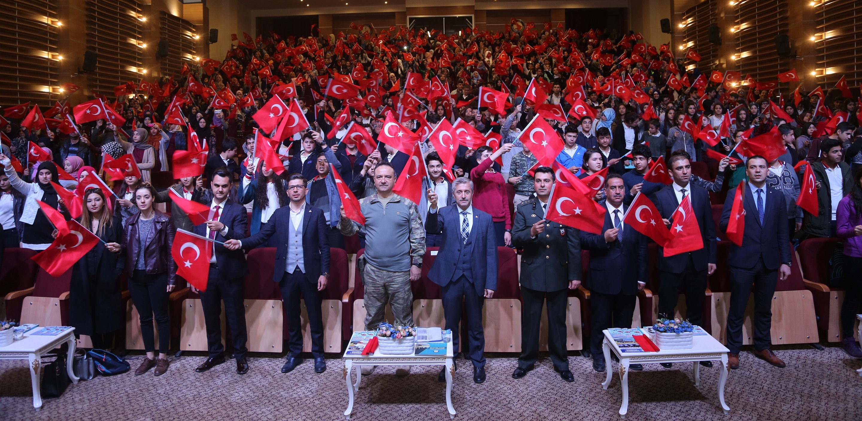 Ba�kan�m�z ve Tu�general Ekiyor, ��rencilerle Bulu�tu