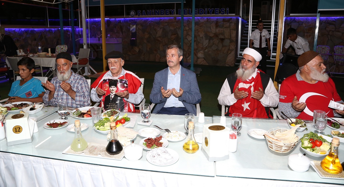 Bakan Tahmazolu Demokrasi Nbetcileri le Yemekte Bulutu