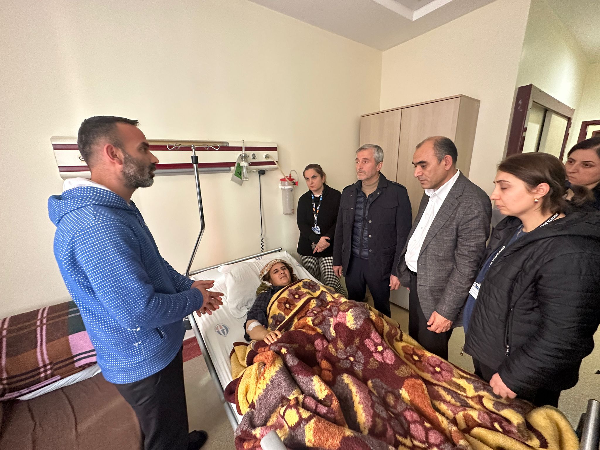Bakanmz Yaral Depremzedeleri Hastanede Ziyaret Etti