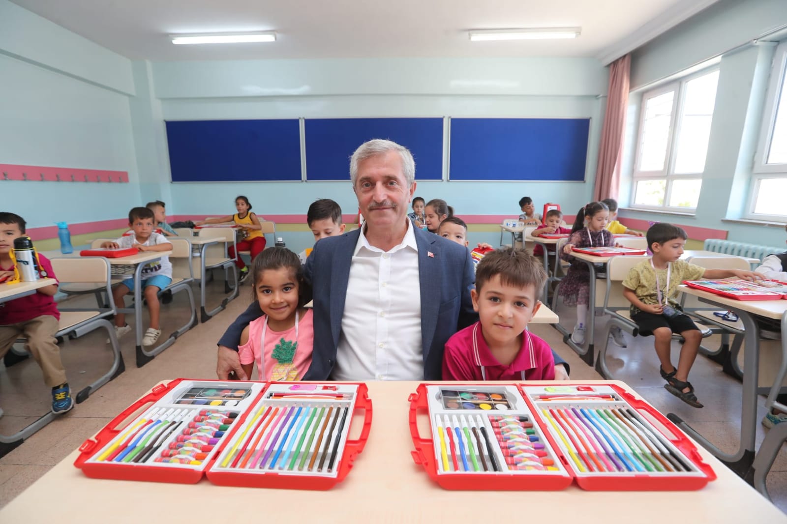Bakanmzdan rencilere Yzbinlerce Boyama Ve Eitim Seti