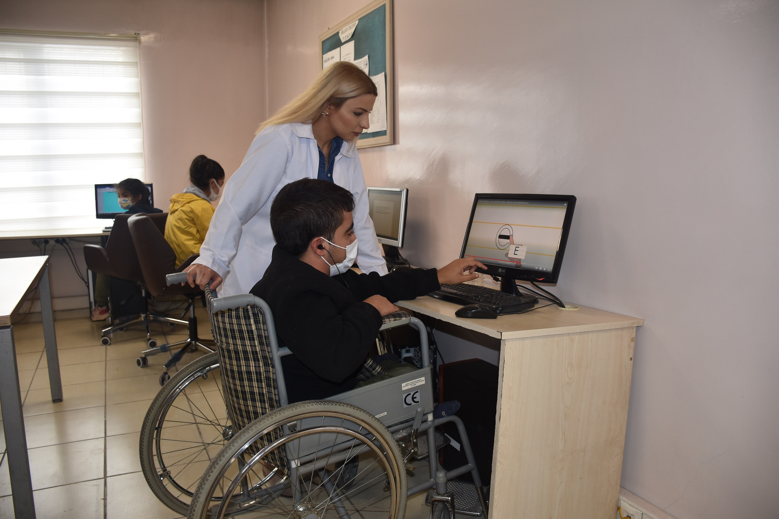 Belediyemizin Sosyal Tesislerinde Engelli Vatandalar Hem reniyor Hem Eleniyor
