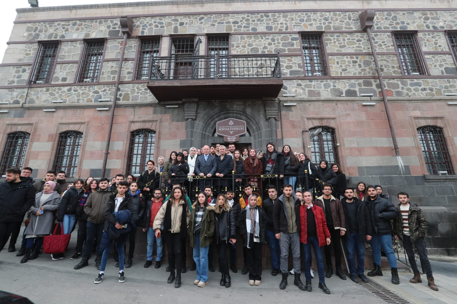 Bakanmz Erzurumda Okuyan ahinbeyli rencilerle Bulutu