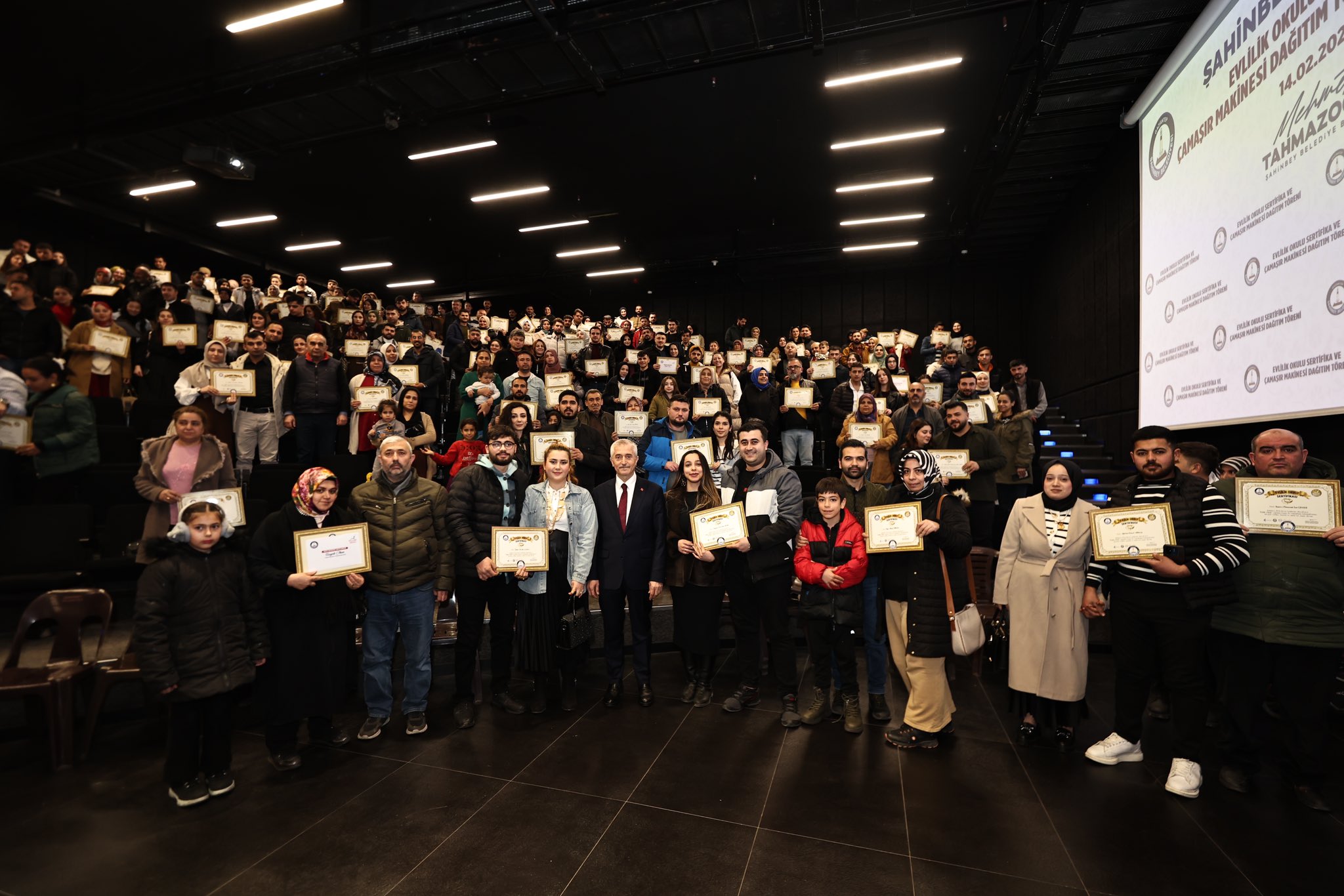 Evlilik Okulu´nda 548 Çifte Sertifikalarını Başkanımız Verdi