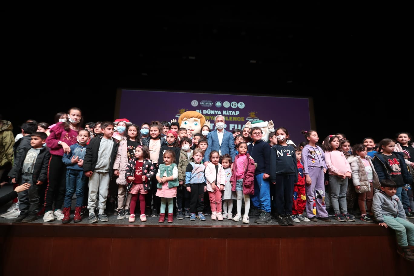 Belediyemiz ocuk enlii Kitap Fuar 200.000 Kiiyi Arlad