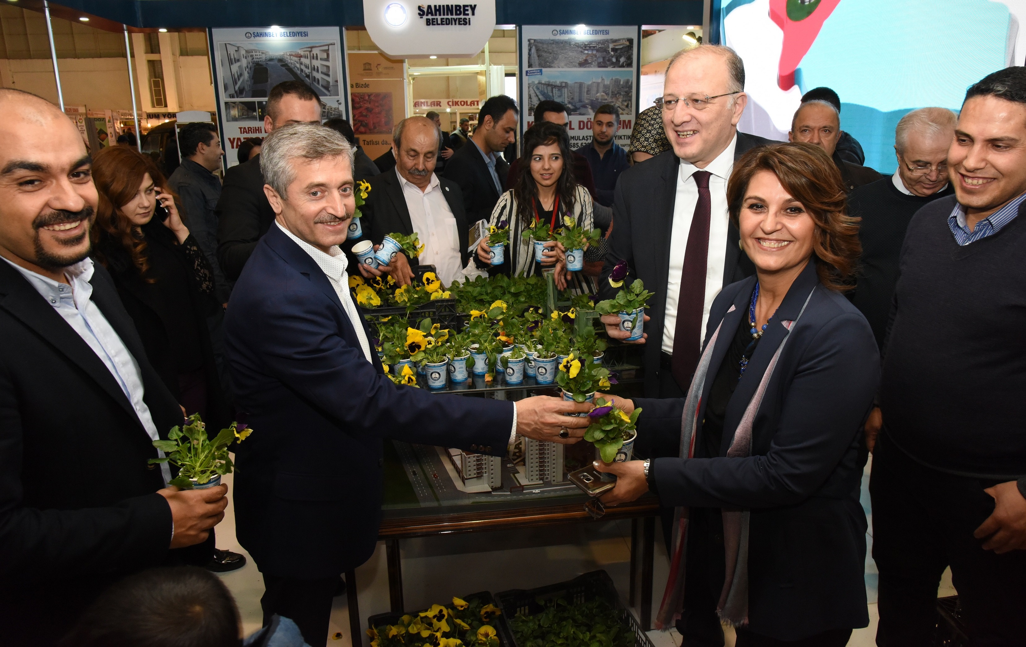 ahinbey Belediyesi Standnda iek Ve Aure Datld